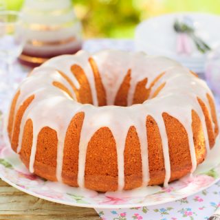 Letnie ciasto bundt polane cukrową polewą