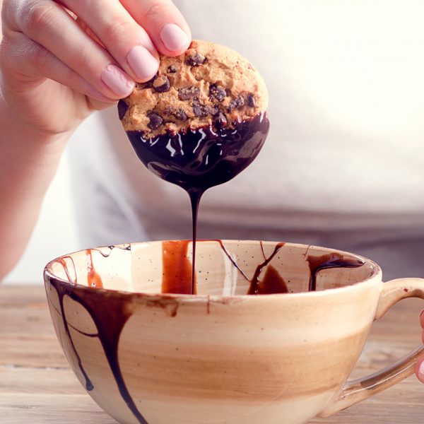 Cookie trempé dans du chocolat fondu