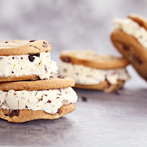 Sandwich à la crème glacée avec cookies et glace à la vanille