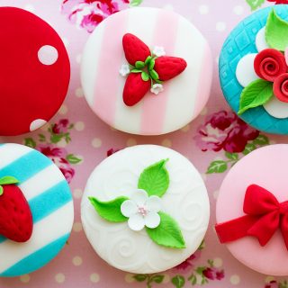 cakes with fondant decoration