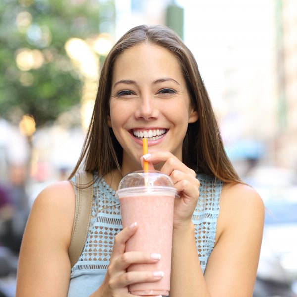 Jeune femme buvant un smoothie 