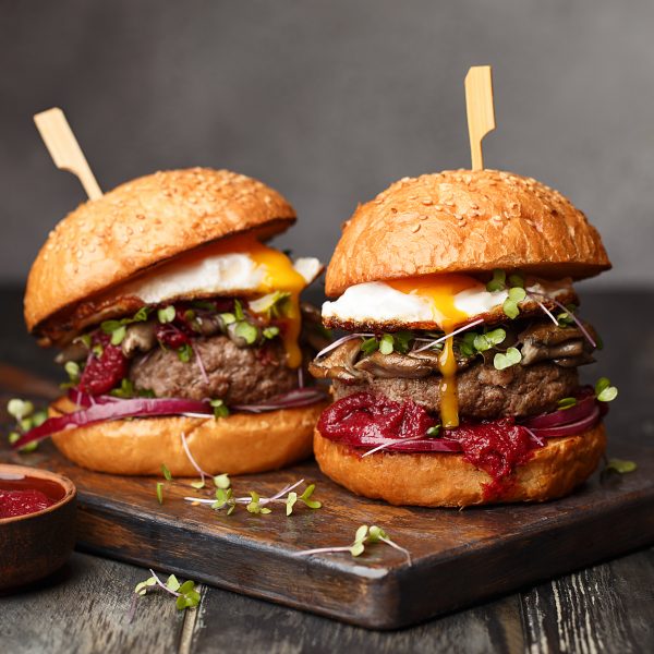 Hamburgers et ketchup à base de tomate et de sucre