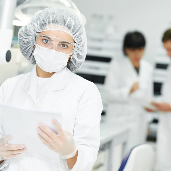 Scientifique en blouse blanche et protection stérile