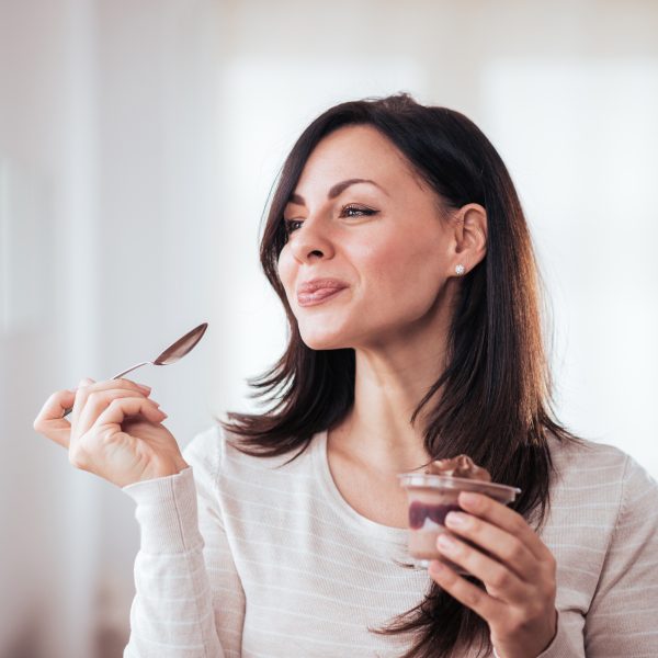 Femme dégustant un dessert fait à partir de sucre et de mousse au chocolat