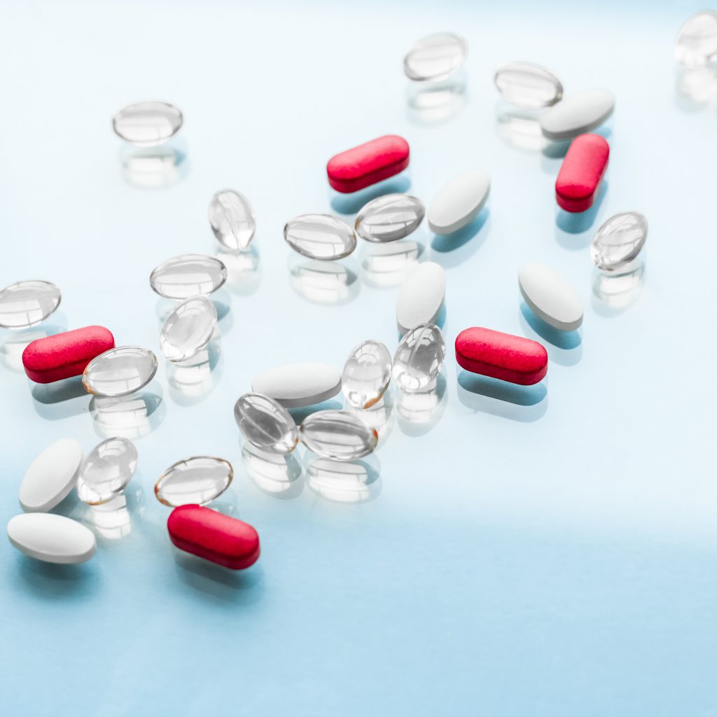 Białe, czerwone i przezroczyste tabletki