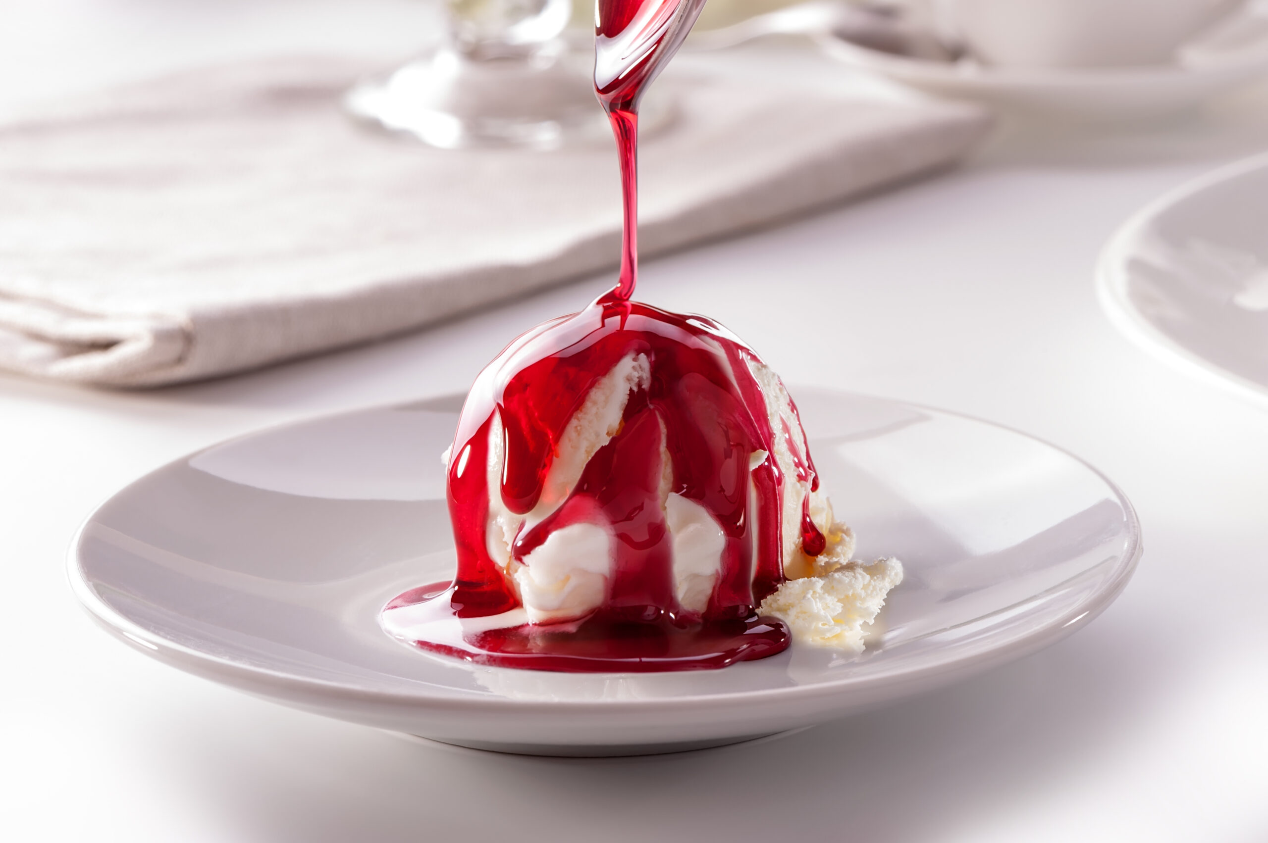 Boule de glace avec sauce à la fraise faite à partir de Sirop de Glucose-Fructose